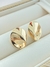 BRINCO LISO COM DETALHE VAZADO FOLHADO A OURO
