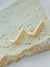 BRINCO EM L CRAVEJADO FOLHADO A OURO - comprar online