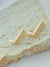 BRINCO EM L CRAVEJADO FOLHADO A OURO - comprar online