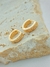 BRINCO ARGOLA DE CLICK CRAVEJADA FOLHADA A OURO