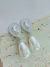 BRINCO GOTA CRAVEJADO BAGUETE PEROLA RODIO BRANCO