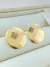 BRINCO REDONDO COM TEXTURA FOLHADO A OURO