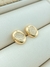 BRINCO OVAL CRAVEJADO COM ZIRCONIAS FOLHADO A OURO