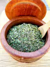 Pacote de ervas finas da marca Temperos Mota. O pacote contém uma mistura aromática de ervas secas, como tomilho, manjericão, alecrim e sálvia, ideal para realçar o sabor de pratos como carnes, vegetais, sopas e molhos. Oferece um toque sofisticado e equi