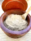 Pacote de maca peruana negra da marca Temperos Mota. O pacote contém pó de maca peruana negra, conhecida por suas propriedades energizantes e potencial para melhorar a vitalidade e o equilíbrio hormonal. Ideal para adicionar a smoothies, sucos, ou receita