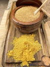 Pacote de mostarda defumada da marca Temperos Mota. O pacote contém mostarda em pó defumada, uma especiaria que oferece um sabor robusto e defumado, ideal para adicionar um toque especial a carnes, marinadas, molhos e acompanhamentos. Proporciona um perfi