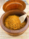 Pacote de Orange Pepper da marca Temperos Mota. O pacote contém pimenta laranja moída, uma especiaria única com um sabor levemente picante e um toque de citrus, ideal para adicionar um sabor vibrante e refrescante a pratos como saladas, carnes, peixes e m