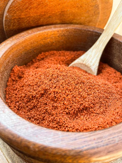 Pacote de páprica picante da marca Temperos Mota. O pacote contém páprica picante em pó, uma especiaria que adiciona um sabor quente e ligeiramente apimentado aos pratos. Ideal para temperar carnes, ensopados, molhos e vegetais, conferindo um toque intens