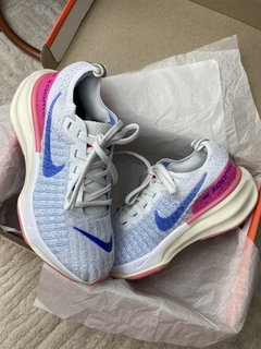 ZOOM X INVINCIBLE RUN 3 AZUL/ROSA