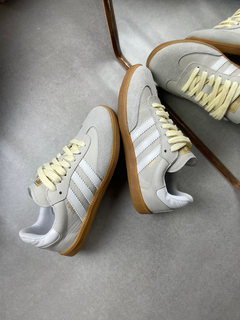 SAMBA EM COURO BEGE/BRANCO