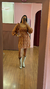 VESTIDO CURTO TINA (FLORAL FUNDO CARAMELO) - Nana Banana