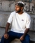 Victor Nobreza - Camiseta Oversized Off-White com Logo preta no peito.