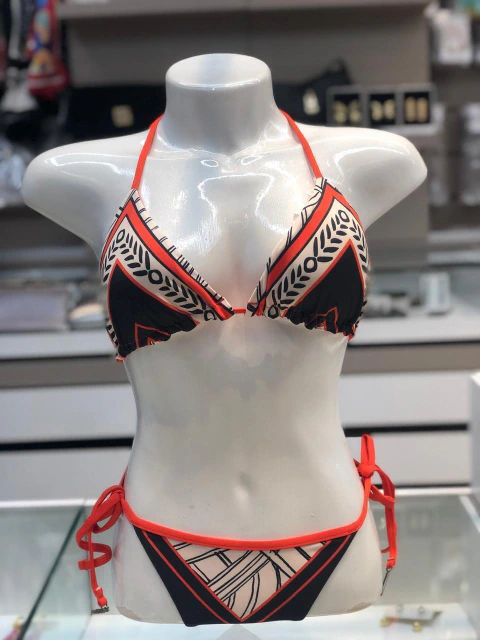 CONJUNTO DE BIQUÍNI DUPLA FACE ESTAMPADO LARANJA COM PRETO DE TOP CORTININHA COM CALCINHA DE AMARRAÇÃO LATERAL DE CHELLES