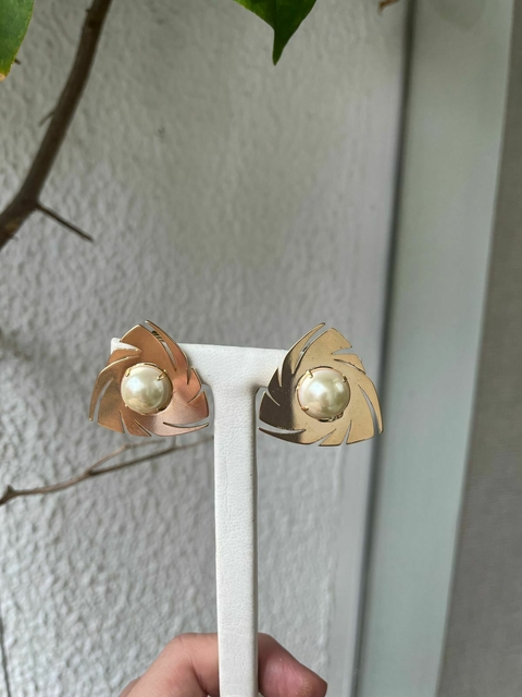 BRINCO COM PEROLA DE PRESSÃO DOURADO