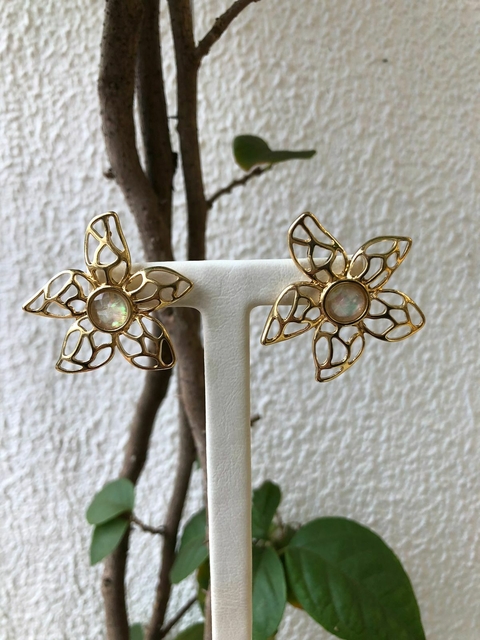 BRINCO DE FLOR EM PEDRA NATURAL