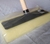 Passa Cera 30Cm Com Cabo Madeira unidade - MIX BRASIL UTILIDADES- Utilidades do Lar - Vassouras - Rodos - Baldes - Panos de Prato - Panos de chão - Flanelas - Pano micro fibra - Borrachas para panela de pressão - Lixas para os pés - Tapetes -Produtos de Limpeza - Bacias - Vasilhas - Bucha de Banho