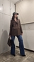 Mujer usando el Blazer Rígido Sastrero con Hombreras, Jeans Wide Leg color Clásico, Stilettos Gamiza de punta fina en color negro, el BagKin estilo Hermes de Cuero vacuno, una Gorra Baseball color verde Desgastado y Joyería Femenina Enchapada en Oro 18K.