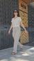 Pantalón de Vestir de tela fresca para verano, para mujer, con sandalias Estilo Hermes color marrón y blusa fresca de verano. Accesorios de joyería femenina elegantes.