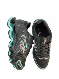 O tênis Mizuno Wave Prophecy 8 é a escolha perfeita para quem busca conforto e estilo no dia a dia. Com design moderno e tecnologia avançada, ele proporciona uma experiência única ao caminhar.