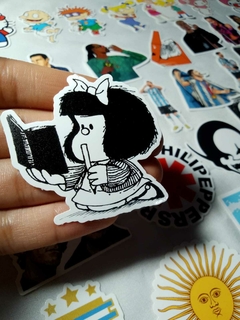 STICKER "MAFALDA LIBRO"