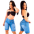 Modelo usando short jeans feminino azul claro, com detalhes em costura, ideal para diversas ocasiões.