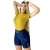 Modelo usando um conjunto de shorts femininos de cintura alta, combinado com uma blusa amarela de gola alta.