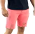 Bermuda masculina cor salmão com detalhes detonados, usada por um homem em uma camiseta preta.