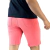 Bermuda masculina cor salmão modelo detonado vista traseira, com detalhes desfiados.