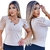 Modelo usando blusa gola V bege com detalhes de botões na parte frontal.