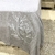 PIE DE CAMA DE GASA ESTAMPADO GRIS en internet