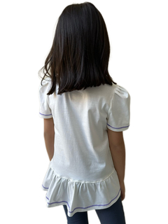 Blusa com Manga Princesa e Babado nas Costas - Off-White com Detalhe Roxo na internet