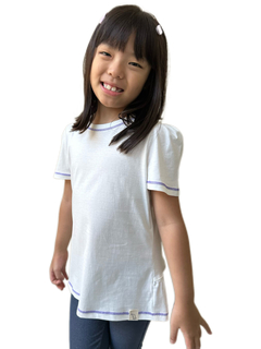 Blusa com Manga Princesa e Babado nas Costas - Off-White com Detalhe Roxo - comprar online