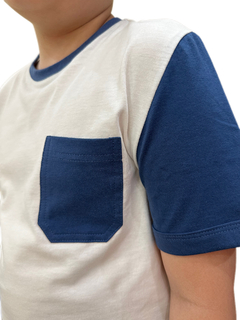Camiseta Duas Cores com Bolso - Off-White na internet