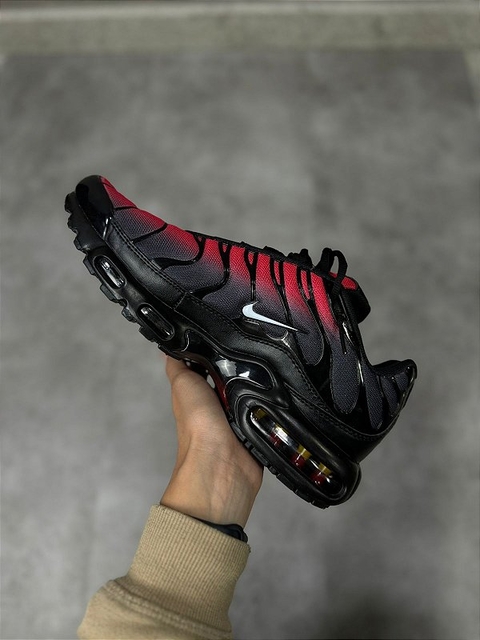 TENIS NIKE TN PRETO/VERMELHO DEGRADE