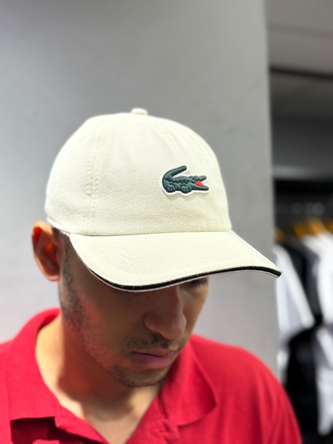 BONÉ LACOSTE BASIC BEGE