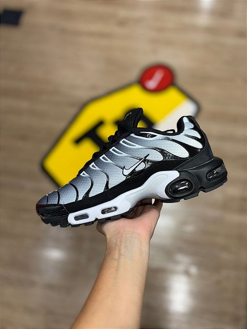 TENIS NIKE TN PRETO/CINZA DEGRADE