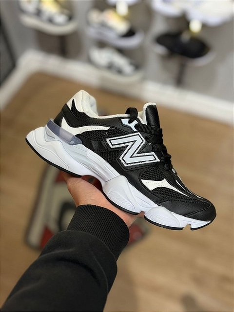 NEW BALANCE BLACK AND WHITE