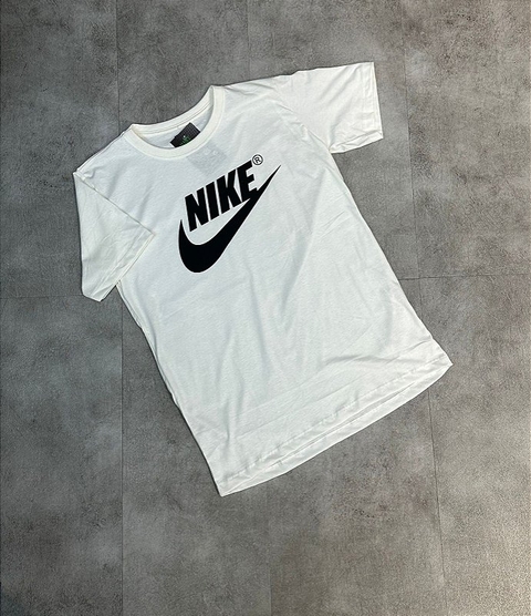 CAMISETA NIKE BASIC OFF WHITE