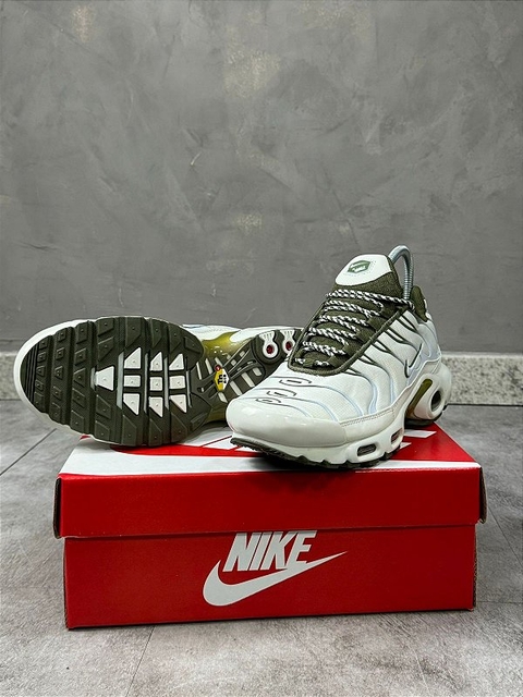 TENIS NIKE TN BRANCO/VERDE MILITAR