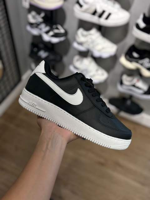 TÊNIS NIKE AIR FORCE PRETO SOLA BRANCA