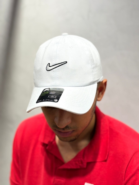 Bone Nike Swoosh branco