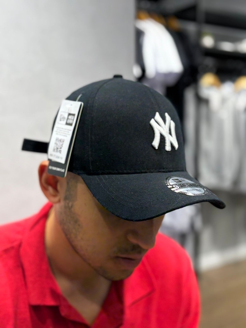 Bone New Era Preto