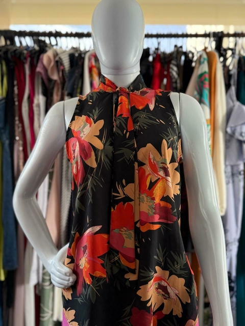 blusa sem mangas com estampa floral vibrante