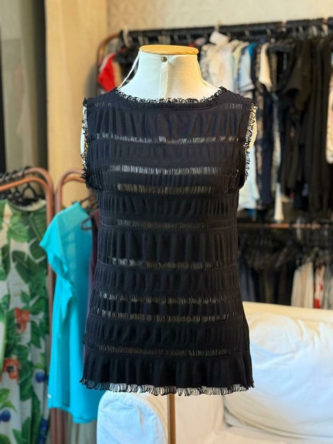 Blusa preta com listras vazadas