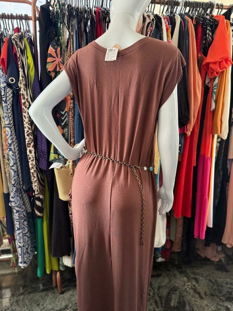 vestido longo em tom terroso