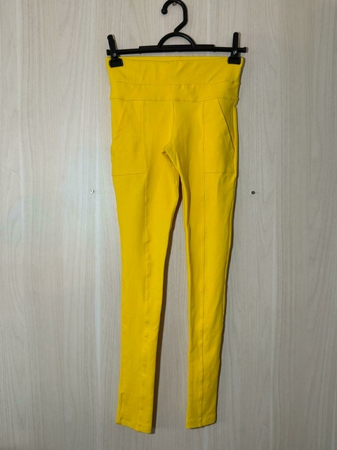 calça amarela