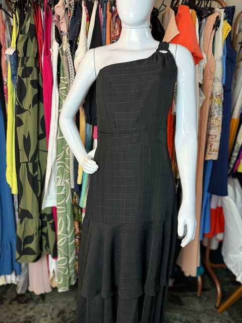 vestido preto de um ombro só com detalhes em babados