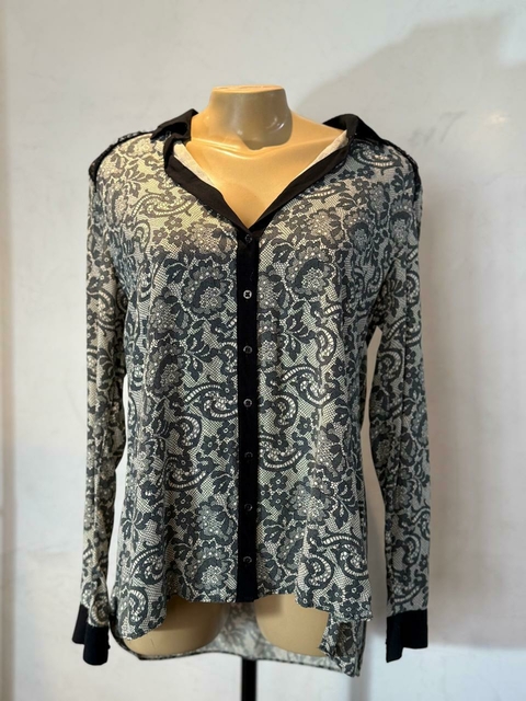 blusa de renda com detalhes em preto