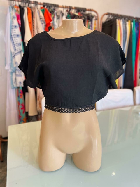 blusa preta com detalhes em renda