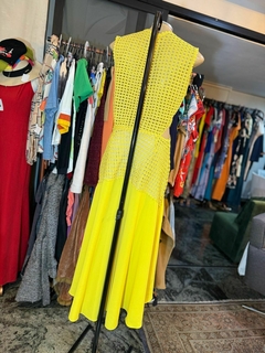 vestido Amarelo MIDI em Crochê e tecido fluído - comprar online